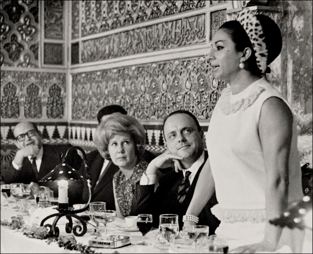 Manuel Fraga durante una comida junto a Lola Flores y la Duquesa de Alba