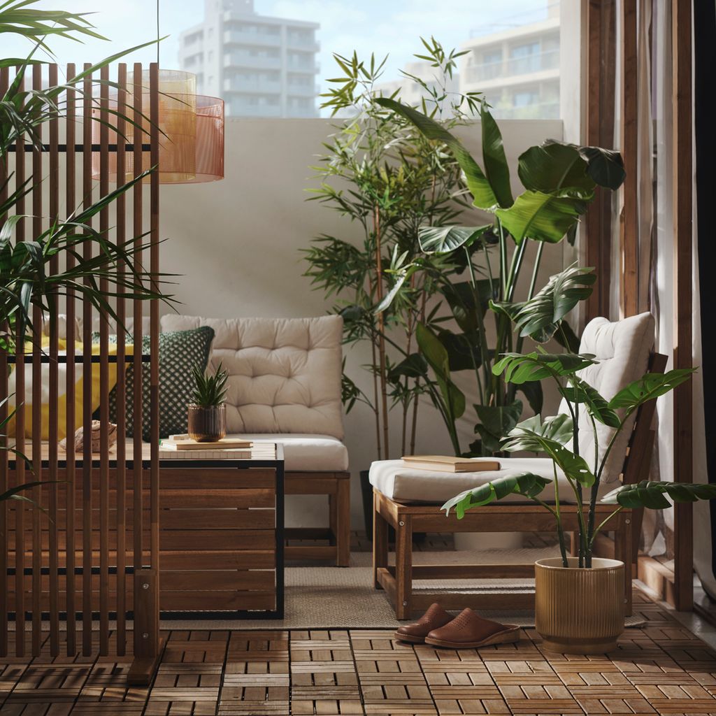 Terraza decorada con muebles de madera