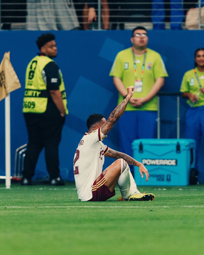 Pedro Porro celebró el 2-0 tumbándose sobre el césped y levantando el puño al cielo, un gesto con el que quiso rendir homenaje a su hijo "MiniPedro", que no pudo estar en el estadio por encontrarse con fiebre
