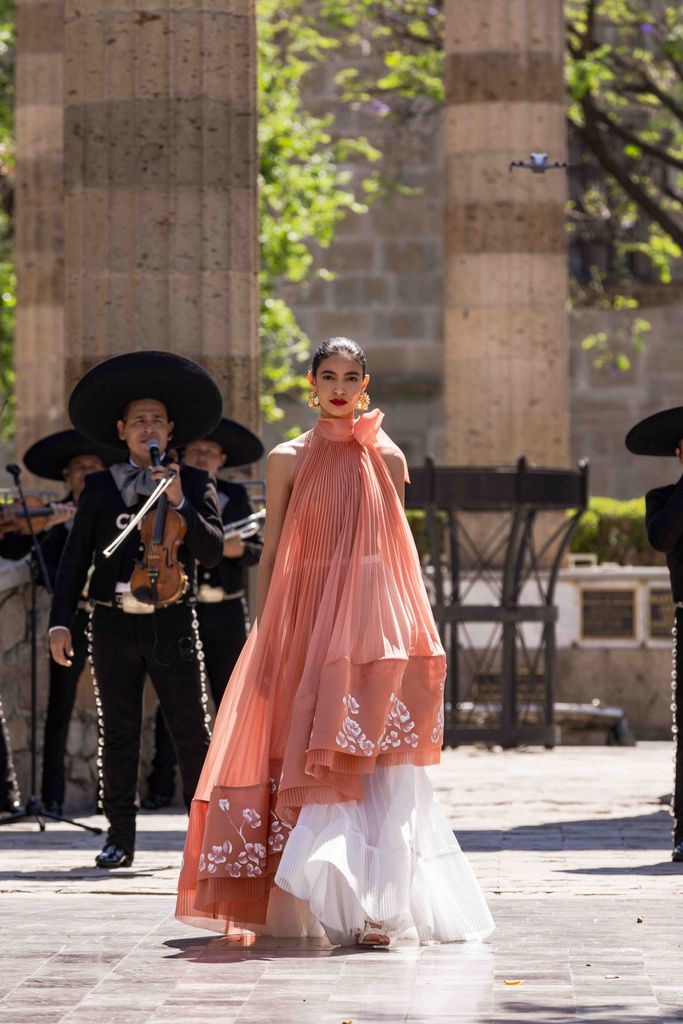 Una modelo desfila una de las creaciones de Benito Santos en el Volvo Mexico Fashion Week Guadalajara