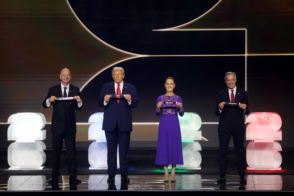 Donald Trump, Claudia Sheinbaum y Mark Carney junto a Gianni Infantino, presidente de la FIFA. 