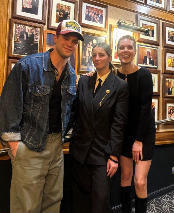 Leo Woodall y Meghann Fahy, durante su reciente visita a Botafumeiro. 
