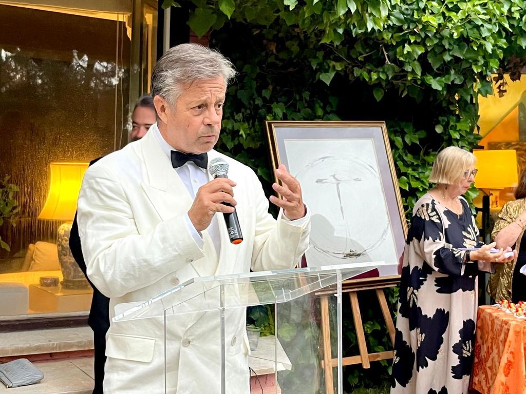 Carlos Creus dando un discurso durante la velada
