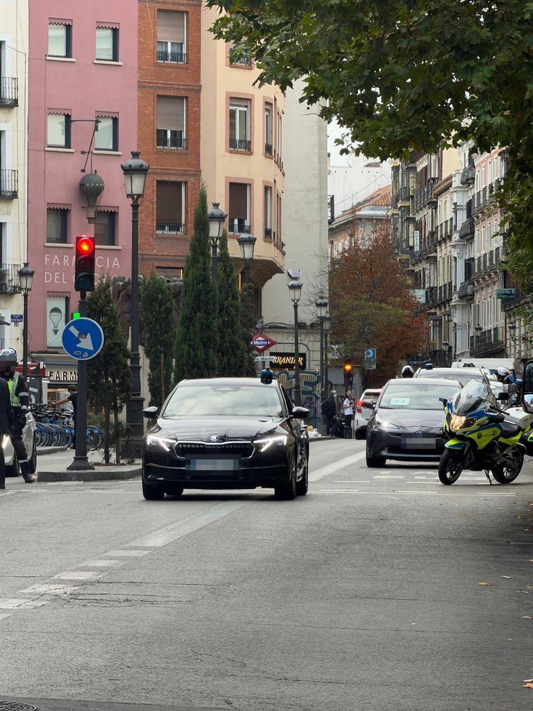 La comitiva que llevaba a Brigitte Macron por Madrid, captada por nuestras cámaras