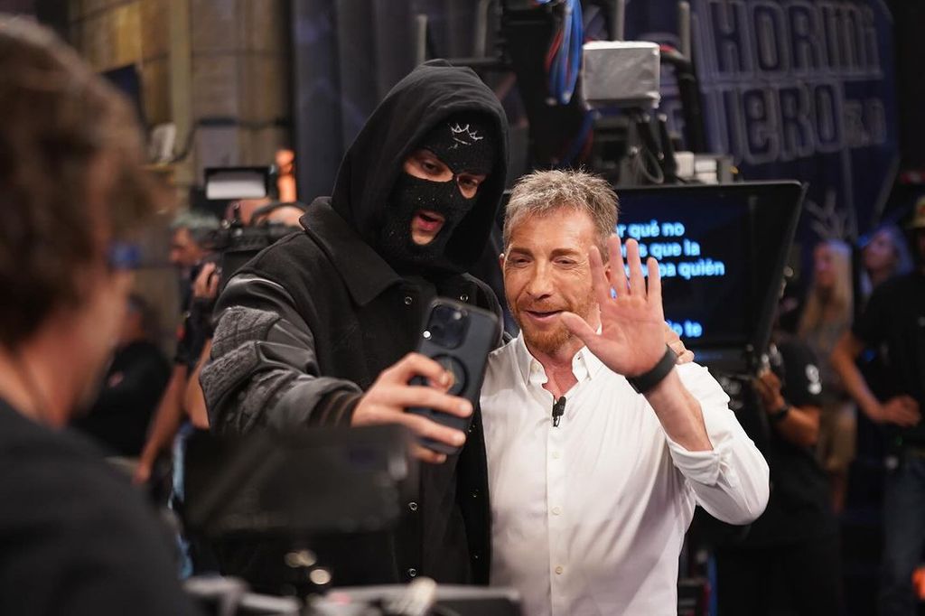 Ceciarmy haciéndose un selfie con Pablo Motos en El Hormiguero