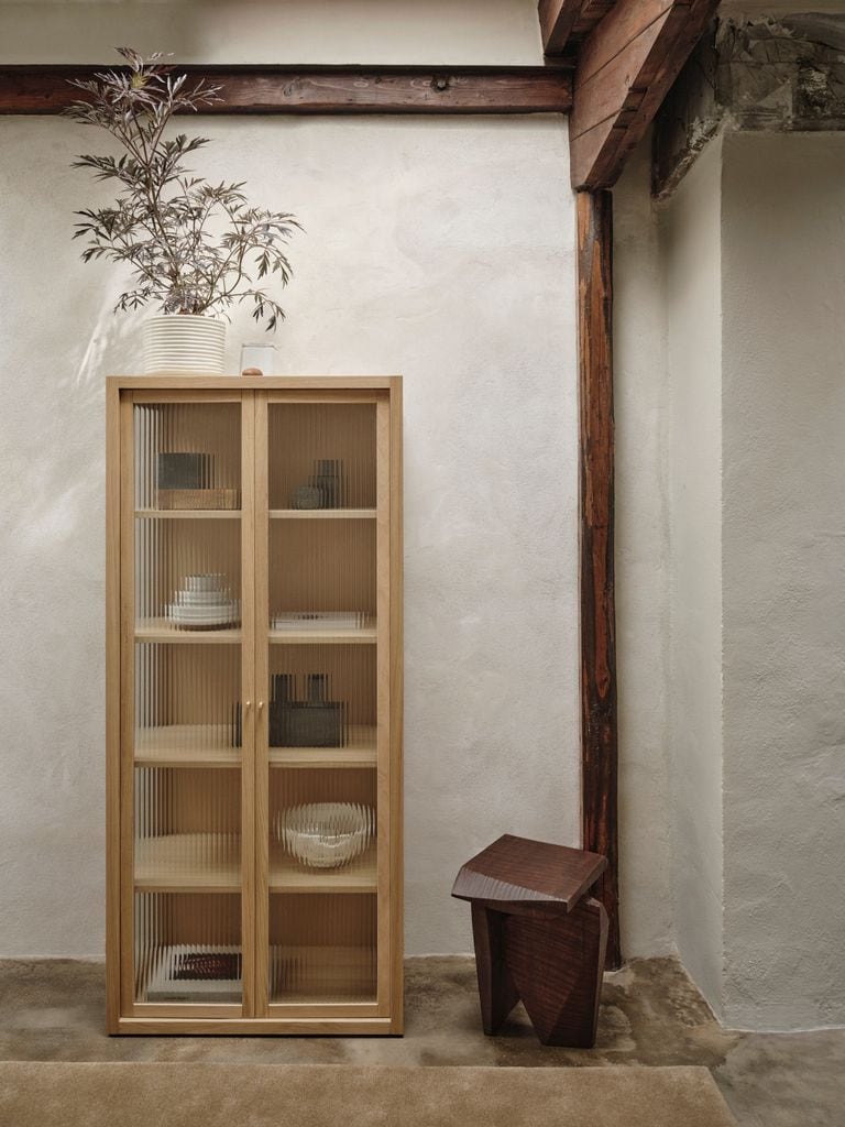 Vitrina alta de madera clara
