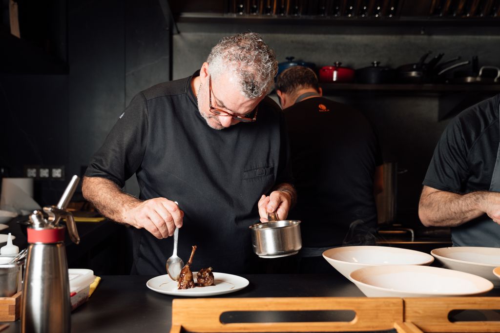 Formado junto a grandes cocineros como Martín Berasategui y Ferran Adrià, Dani Carnero ha desarrollado un estilo propio profundamente ligado a Málaga.