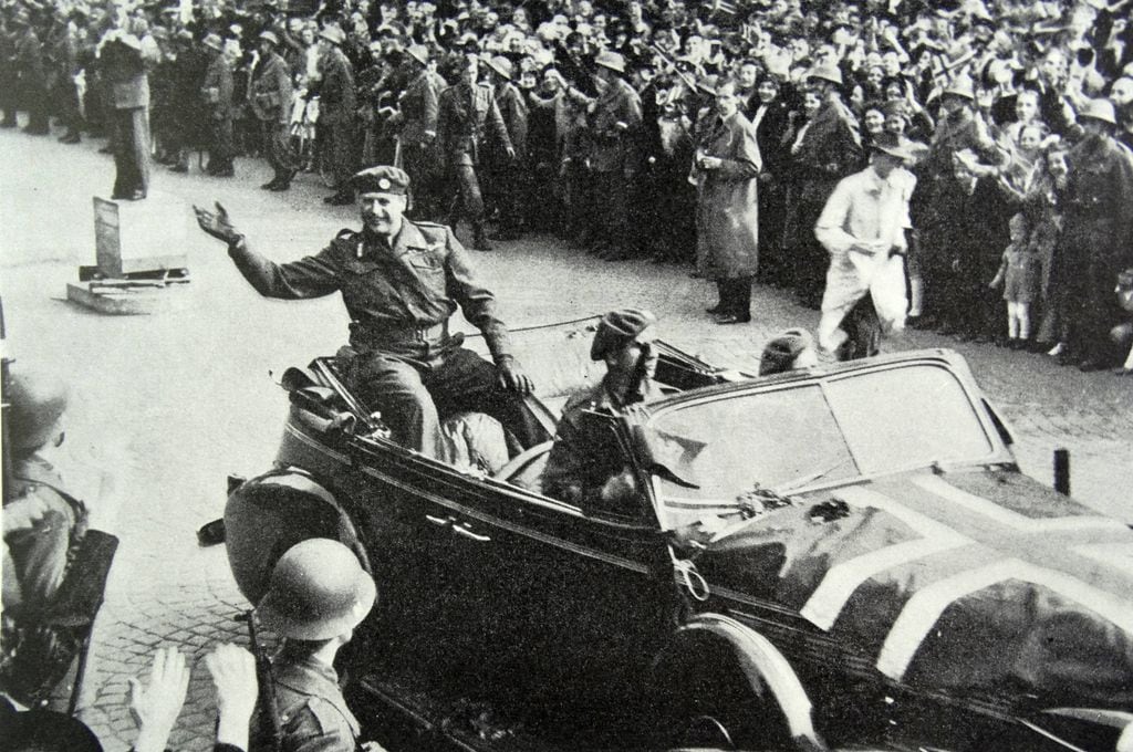 Olav de Noruega, el padre del rey Harald, fue el primero en regresar a Oslo después de la Segunda Guerra Mundial y también recorrió las calles de la capital a bordo del 'buick'