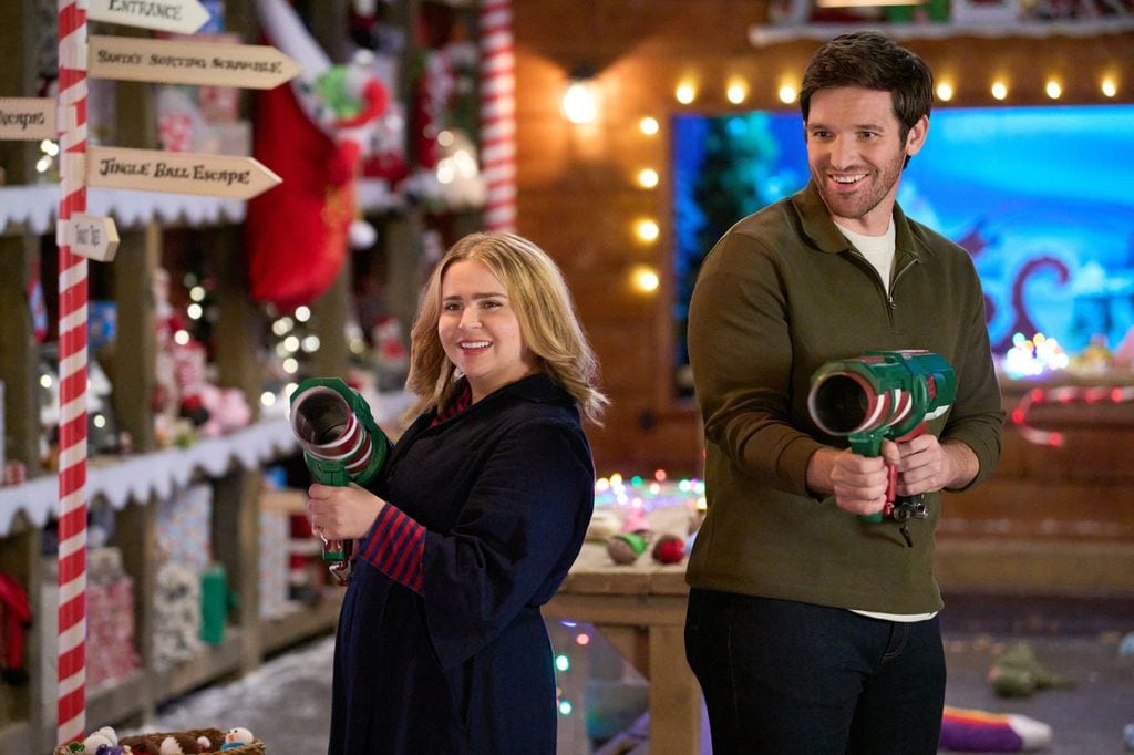 La mejor amiga la apunta, sin avisarle, a un programa de doce citas navideñas, que la lleva de bailes de época a patinaje sobre hielo, y redescubrir el amor