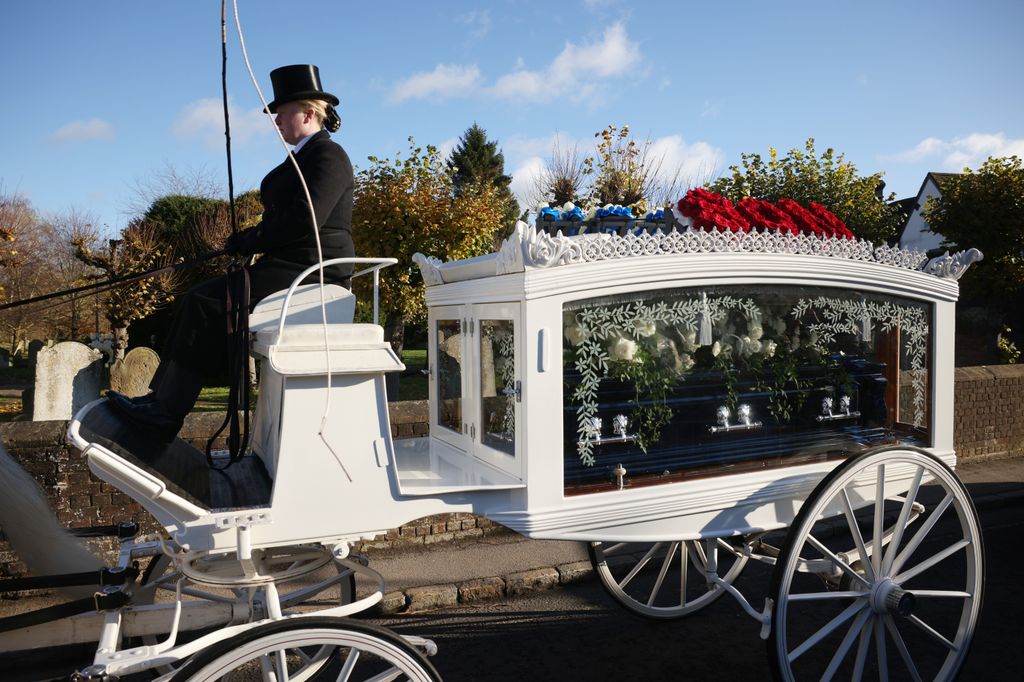 Una carroza tirada por un caballo blanco fue el vehículo que transportó los restos de Liam Payne hasta la iglesia de Amersham, donde sus seres queridos le dieron el último adiós 