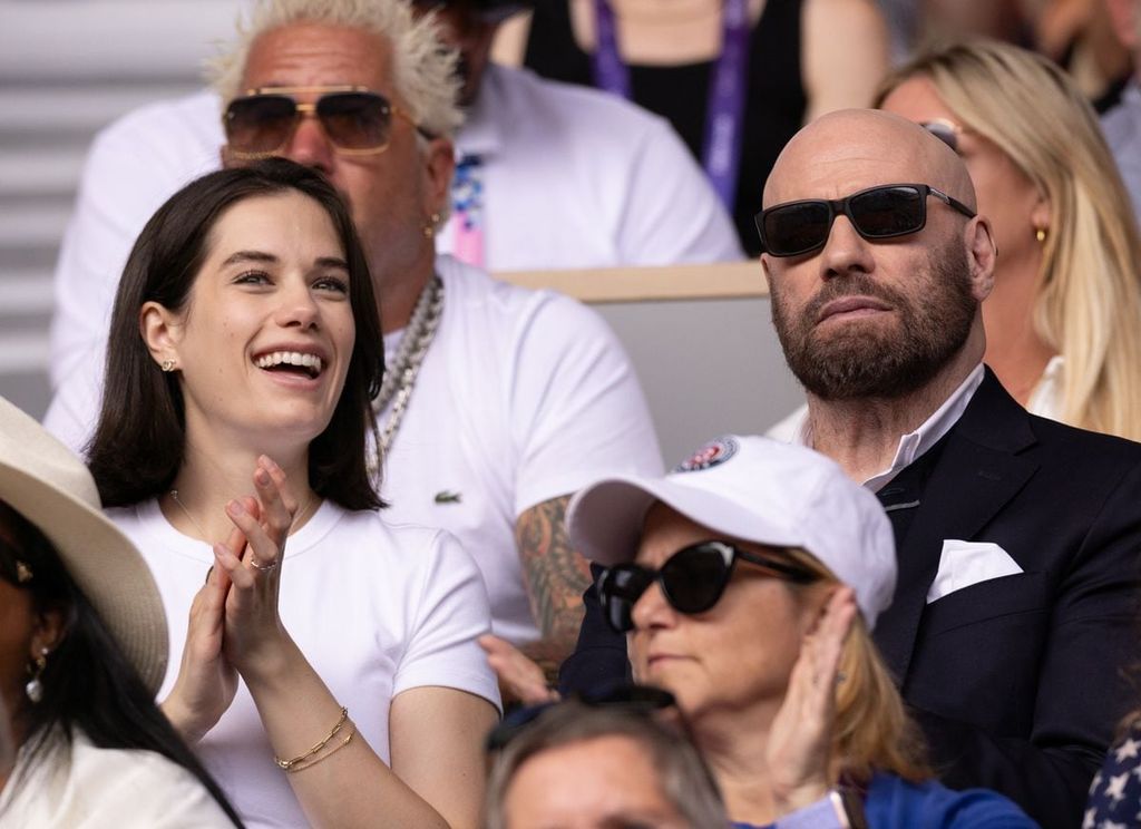 Más allá de su creciente presencia en el mundo de la moda, Ella también da sus primeros pasos en el cine junto a su padre, en su debut como director con "Propeller One-Way Night Coach".