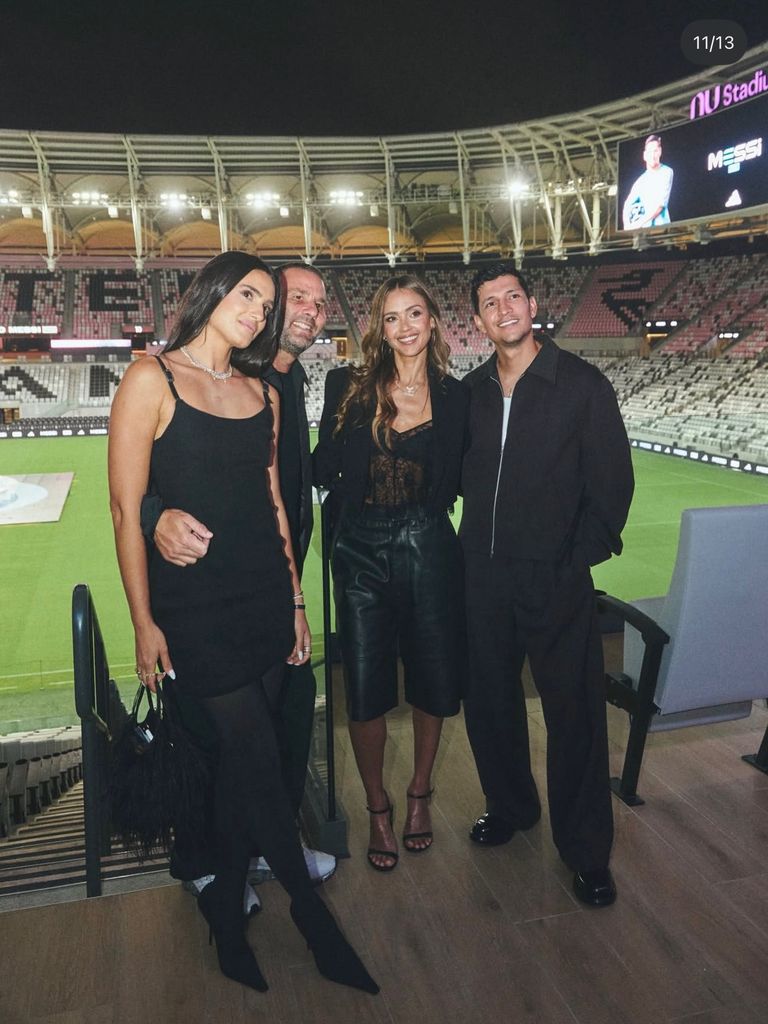 Jessica Alba y Danny Ramírez con David e Isabela Grutman.