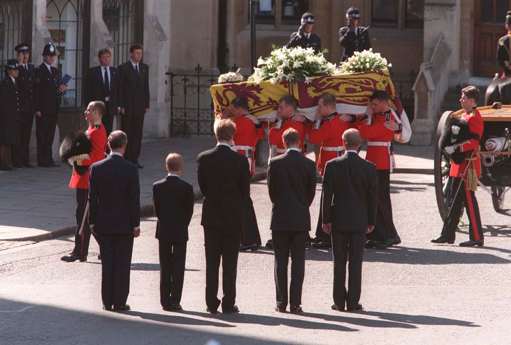 Charles Spencer recuerda cómo vivió al lado de Guillermo y Harry, de 15 y 12 años, el doloroso momento de caminar tras el féretro de Diana de Gales