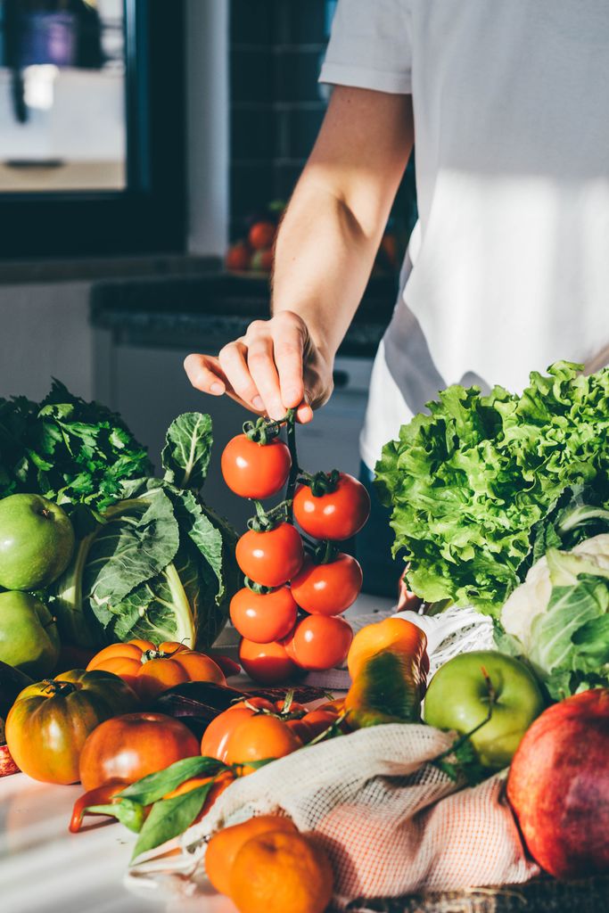 Elige alimentos reales, como frutas y verduras, y evita ultraprocesados.