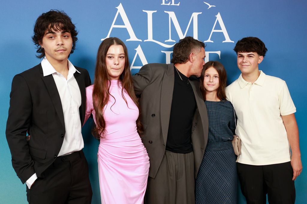 Alejandro Sanz, con Alexander, Manuela, Alma y Dylan