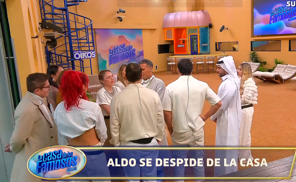 Los compañeros de Aldo Rendón lo acompañan al jardín para despedir a Aldo Rendón.