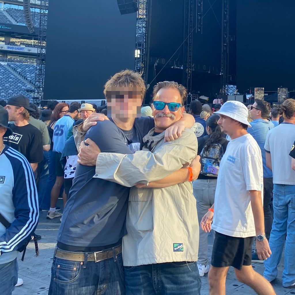 Jonny Lee Miller con su hijo en el concierto de Oasis