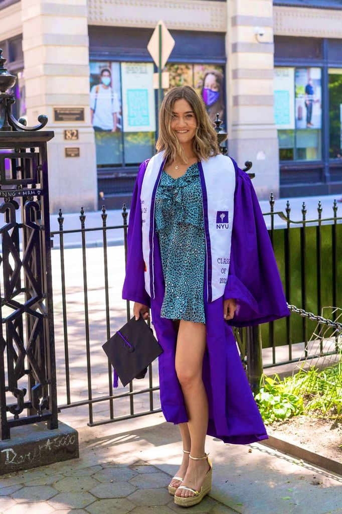 Carlota Andrés durante su graduación en la Universidad de Nueva York, una etapa que marcó el inicio de su carrera profesional dentro del proyecto empresarial liderado por su padre