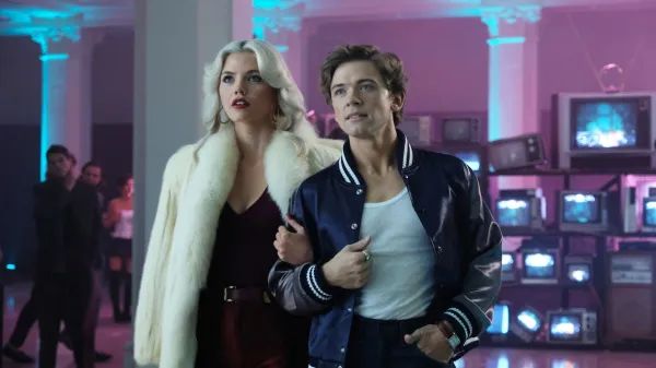 Ellis realmente salió con la hija de un famoso productor de Hollywood, algo que vemos reflejado en su relación con Debbie Schaffer en 'The Shards'