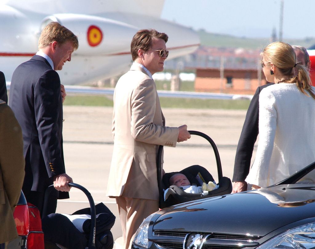 Guillermo y Máxima también aterrizaron en el Aeropuerto de Madrid con la pequeña princesa Amalia en un Maxi-Cosi, igual que el conde Claus Casimir, hijo del príncipe Constantijn