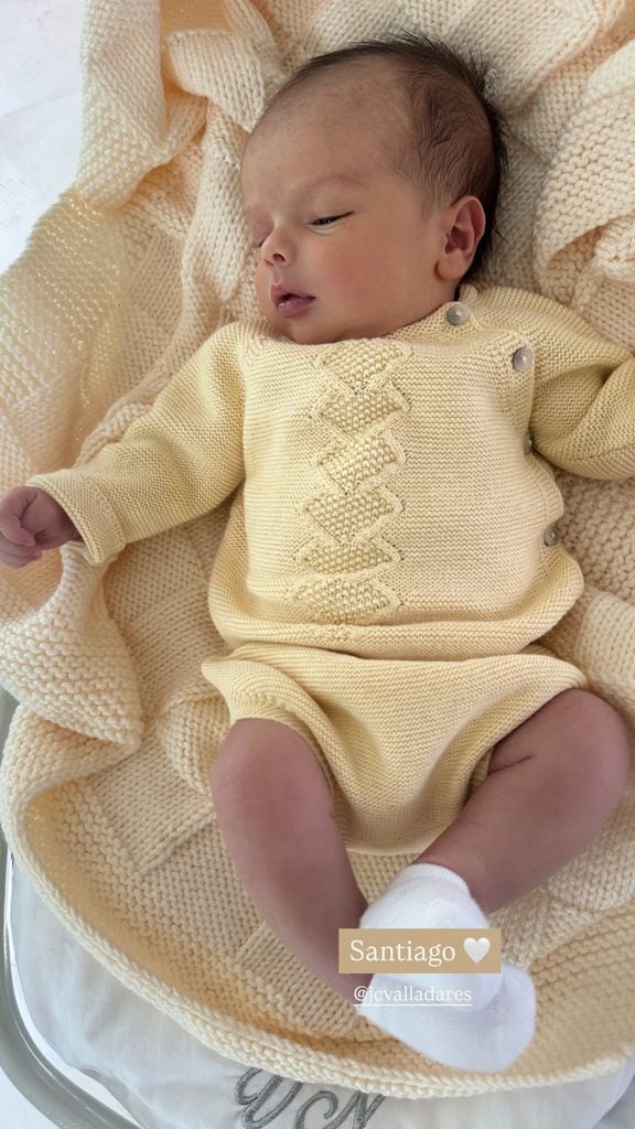 Con esta imagen, Ximena Navarrete presentó oficialmente en redes a su hijo Santiago.