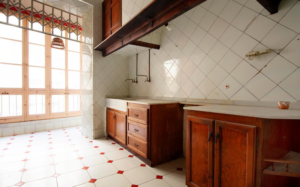 El antes de una cocina obsoleta