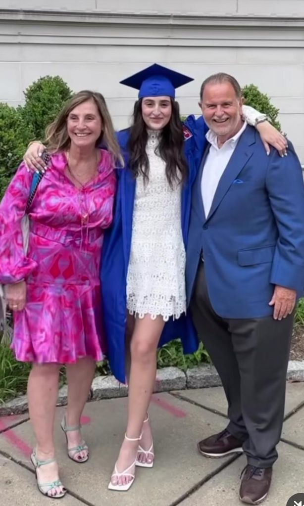 Raúl de Molina y su esposa con su hija