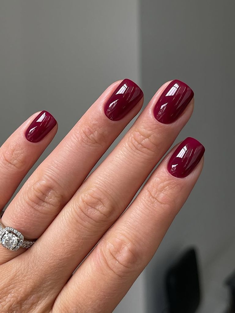 Uñas de color vino en forma cuadrada cortas