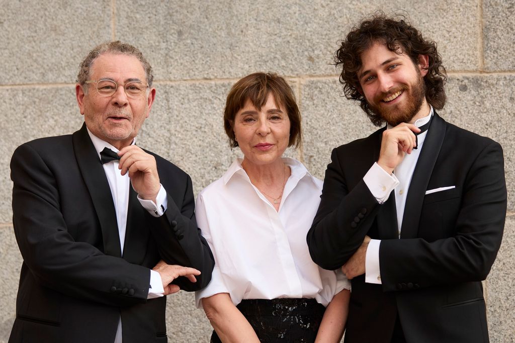 De izquierda a derecha: el diseñador Roberto Verino, su esposa, María del Valle y su nieto, Iago Jover
