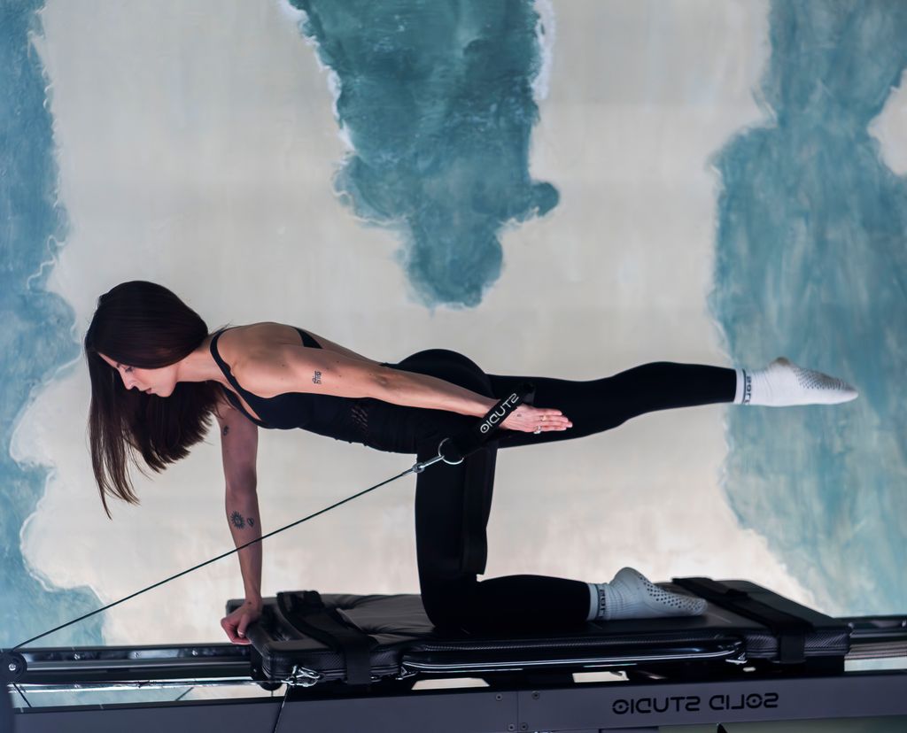 Mujer entrenando con máquinas
