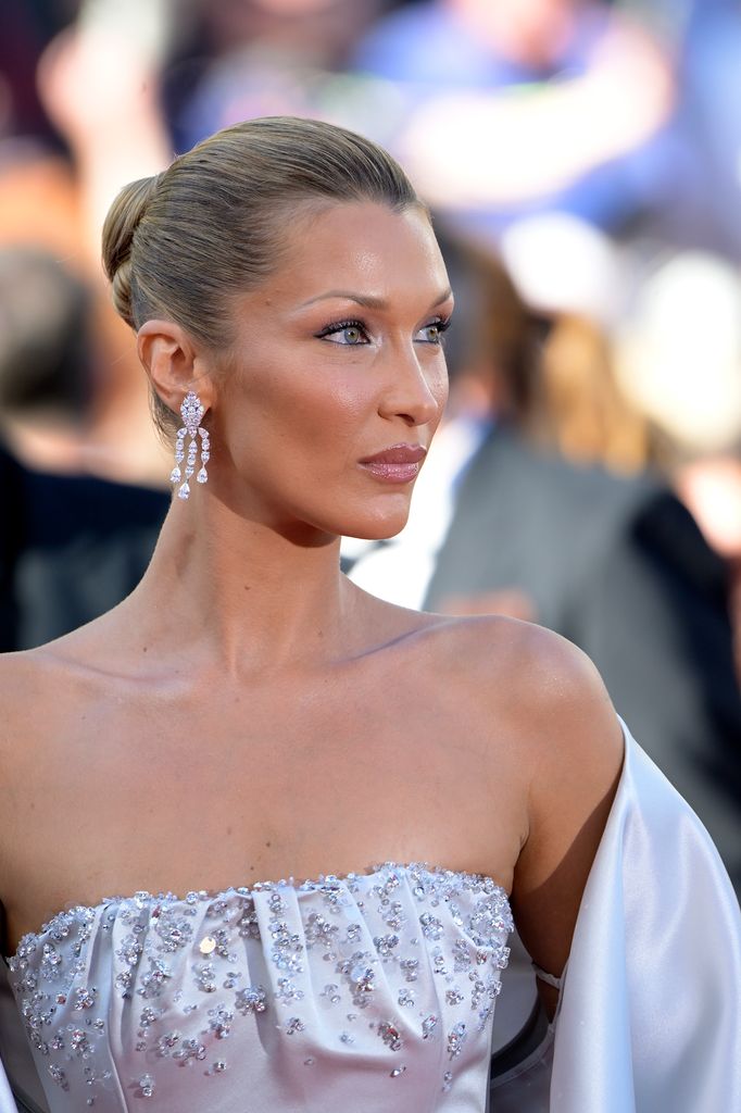 La modelo complementó su maquillaje con pendientes de diamantes.