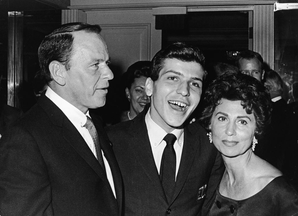 Frank Sinatra, su hijo y su mujer, Nancy Barbato