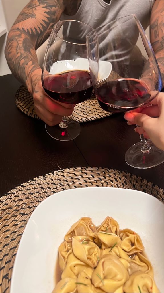 La pareja disfruta de pequeños momentos solo para dos