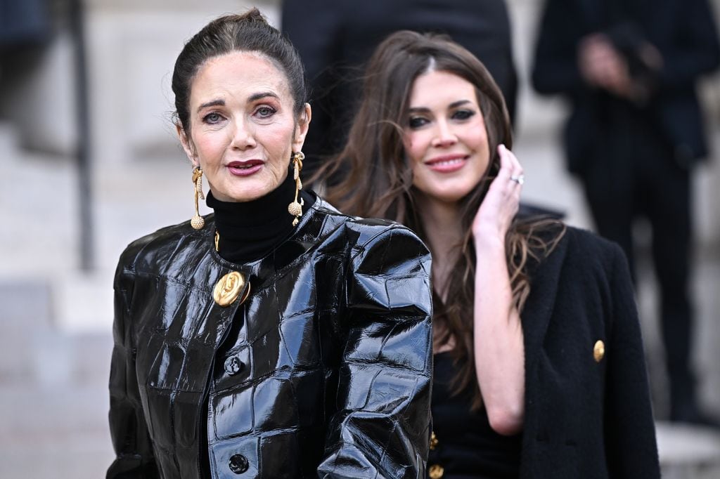Lynda Carter, la icónica 'Wonder Woman', y su hija deslumbran en la Semana de la Moda de París