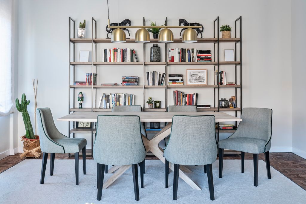 Comedor con estantería. 