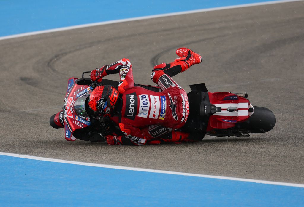 El líder de Ducati, en el momento de una caída que feizmente no ha tenido consecuencias
