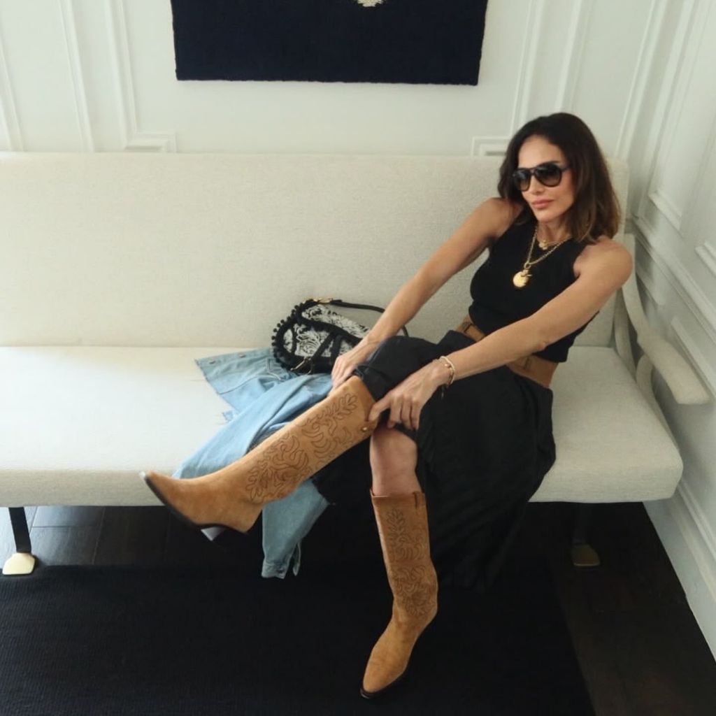Adriana Abascal, con vestido y botas cowboy en verano