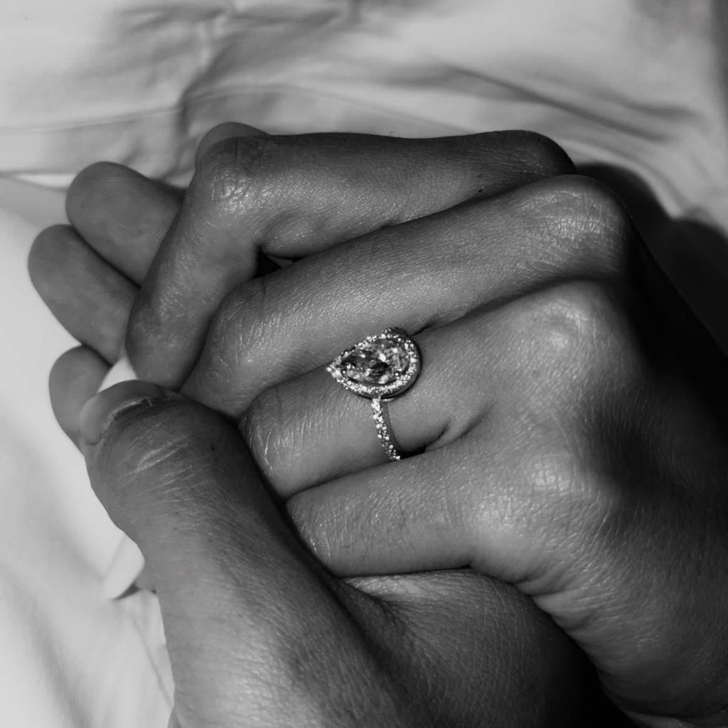 La pareja ha mostrado su anillo de compromiso