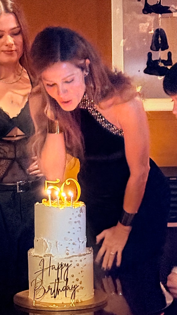 El instante en el que sopló las velas por su 50 cumpleaños