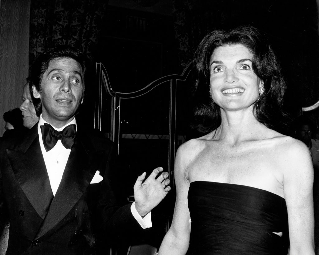 Valentino y Jackie Kennedy en Nueva York en 1976. 