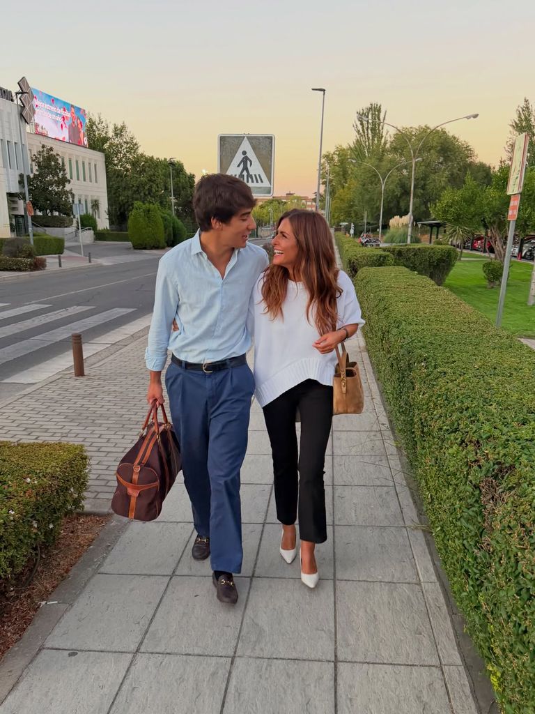 Pau, el mediano de los tres hijos de Nuria Roca y Juan del Val, acaba de cumplir 20 años y guarda un sorprendente parecido físico con su padre
