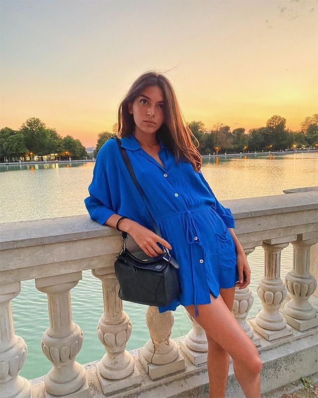 Lucía con un vestido azul