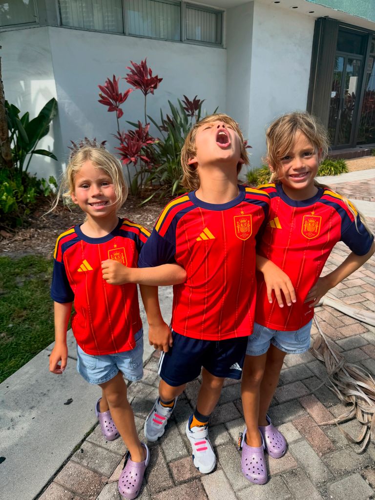 Nicholas, Lucy y Mary, hijos de Enrique Iglesias y Anna Kournikova, celebran la victoria de España en el Mundial