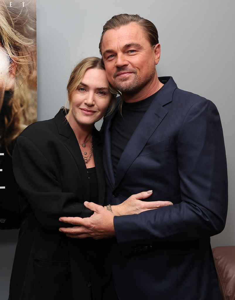 Plano medio de Leonardo DiCaprio posando con Kate Winslet en la presentación de su película