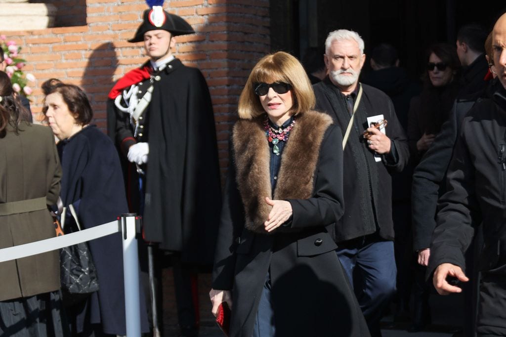 Anna Wintour se hizo presente en el funeral del diseñador en Roma, Italia. 