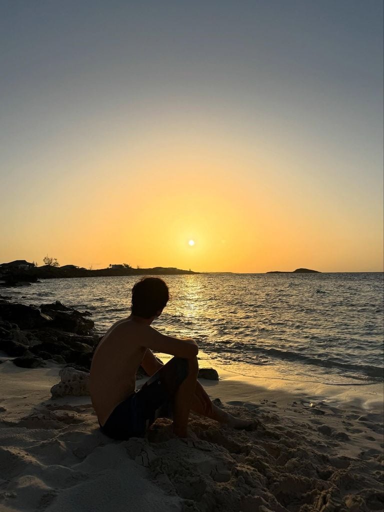 Valentino se dejó ver muy tranquilo mirando el atardecer desde la playa.