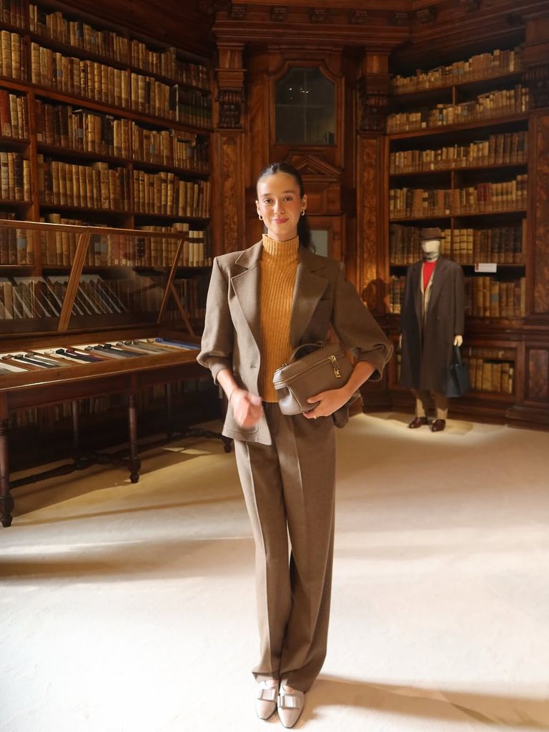 Victoria Federica con un traje de cashmere y top de cuello alto en la Semana de la Moda de Milán 2026.