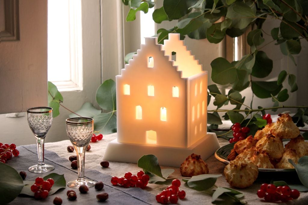 Vela con forma de casa, en concreto reproduce un edificio modernista