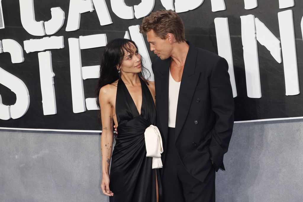 Zoë Kravitz y Austin Butler asisten a la gala de estreno de Caught Stealing en el Odeon Luxe Leicester Square, el 19 de agosto de 2025 en Londres, Inglaterra.