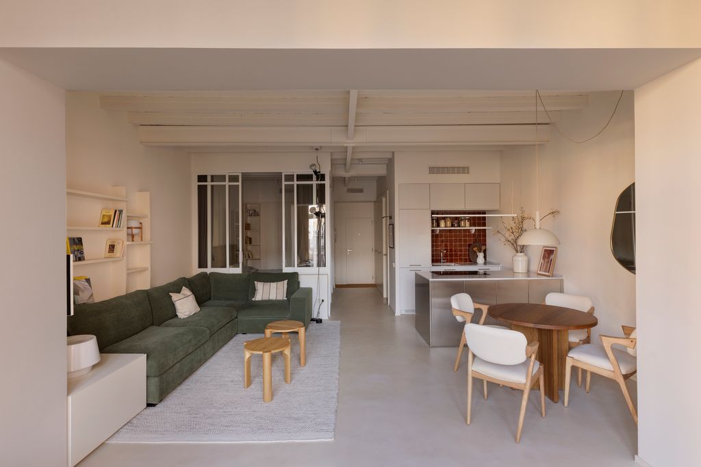 Vivienda con las zonas de día (salón, comedor y cocina) abiertas, pero bien diferenciadas y sin elementos que impidan la fluidez en el tránsito por la casa